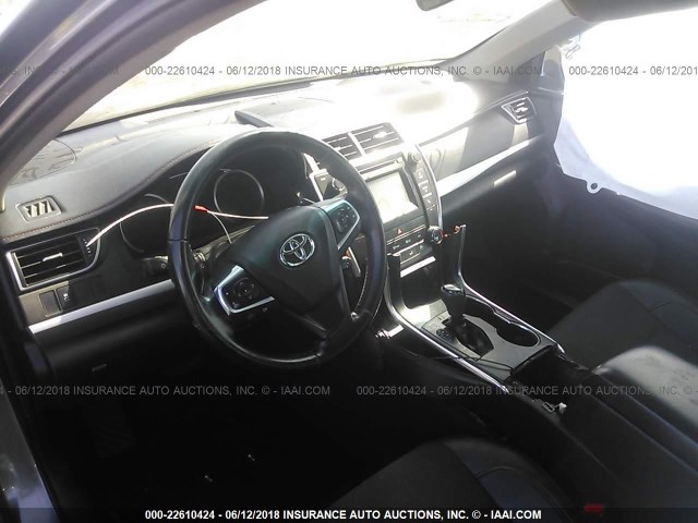 4T1BF1FK0GU189012 - 2016 TOYOTA CAMRY LE/XLE/SE/XSE GRAY photo 5