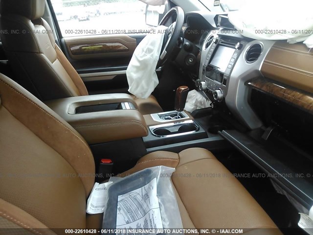 5TFAW5F10HX638364 - 2017 TOYOTA TUNDRA CREWMAX 1794/PLATINUM 深棕色 照片 5