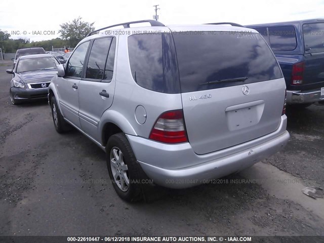 4JGAB72E6XA096166 - 1999 MERCEDES-BENZ ML 430 Silber Foto 3