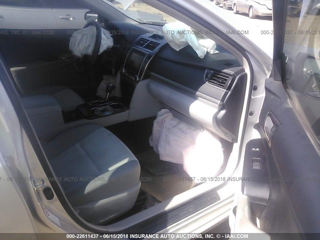 4T4BF1FKXER379421 - 2014 TOYOTA CAMRY L/SE/LE/XLE 银色 照片 5