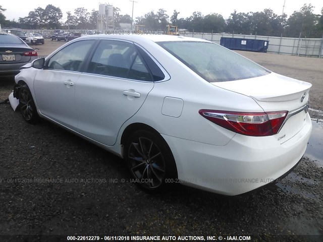 4T1BF1FK2FU037585 - 2015 TOYOTA CAMRY LE/XLE/SE/XSE WHITE photo 3