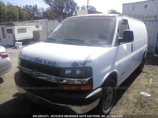 1GCGG25V651138444 - 2005 CHEVROLET EXPRESS G2500  WHITE photo 2