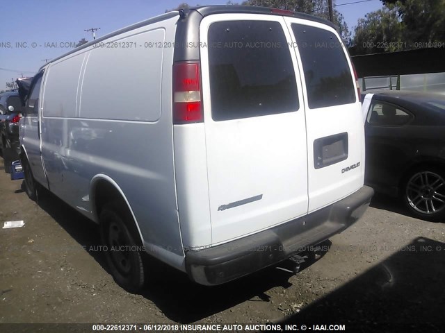 1GCGG25V651138444 - 2005 CHEVROLET EXPRESS G2500  WHITE photo 3