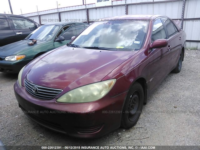 4T1BE32K95U053589 - 2005 TOYOTA CAMRY LE/XLE/SE წითელი ფოტო 2