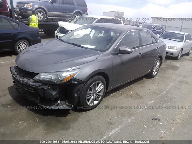4T1BF1FK3GU611452 - 2016 TOYOTA CAMRY LE/XLE/SE/XSE GRAY photo 2