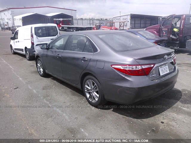 4T1BF1FK3GU611452 - 2016 TOYOTA CAMRY LE/XLE/SE/XSE GRAY photo 3