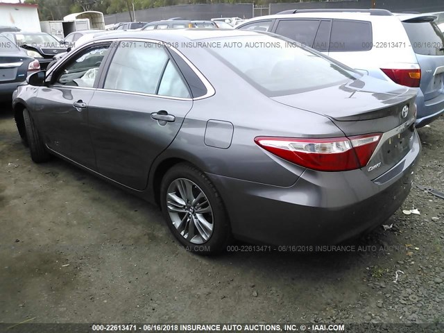 4T1BF1FK8HU811485 - 2017 TOYOTA CAMRY LE/XLE/SE/XSE GRAY photo 3