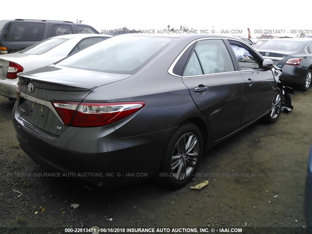4T1BF1FK8HU811485 - 2017 TOYOTA CAMRY LE/XLE/SE/XSE GRAY photo 4