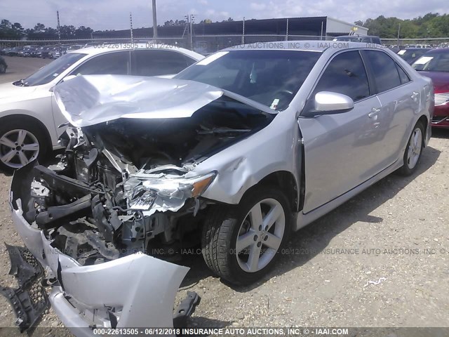 4T1BF1FK0DU207309 - 2013 TOYOTA CAMRY L/SE/LE/XLE 银色 照片 2