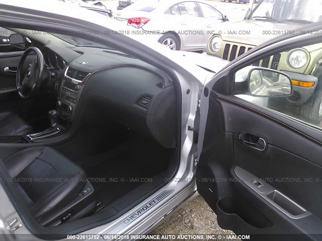 1G1ZE5E1XBF168017 - 2011 CHEVROLET MALIBU LTZ 灰色 照片 5