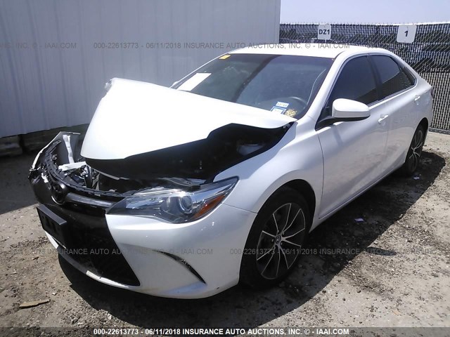 4T1BF1FK2FU024738 - 2015 TOYOTA CAMRY LE/XLE/SE/XSE WHITE photo 2