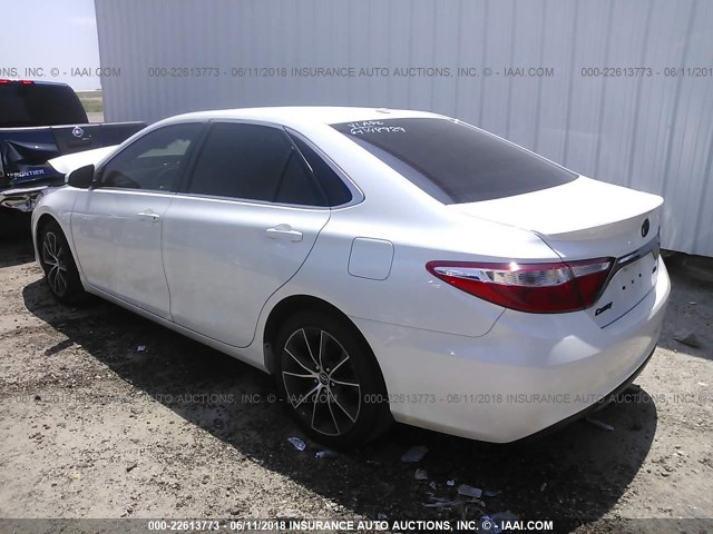4T1BF1FK2FU024738 - 2015 TOYOTA CAMRY LE/XLE/SE/XSE WHITE photo 3