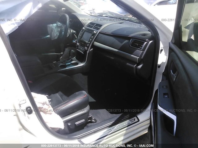 4T1BF1FK2FU024738 - 2015 TOYOTA CAMRY LE/XLE/SE/XSE WHITE photo 5
