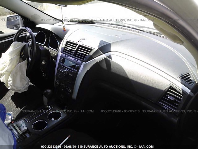 1GNKRGED6BJ322102 - 2011 CHEVROLET TRAVERSE LT SILVER photo 5