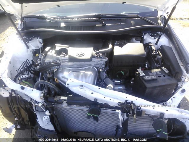 4T1BF1FK6HU312216 - 2017 TOYOTA CAMRY LE/XLE/SE/XSE WHITE photo 10