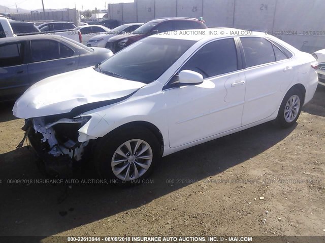 4T1BF1FK6HU312216 - 2017 TOYOTA CAMRY LE/XLE/SE/XSE WHITE photo 2