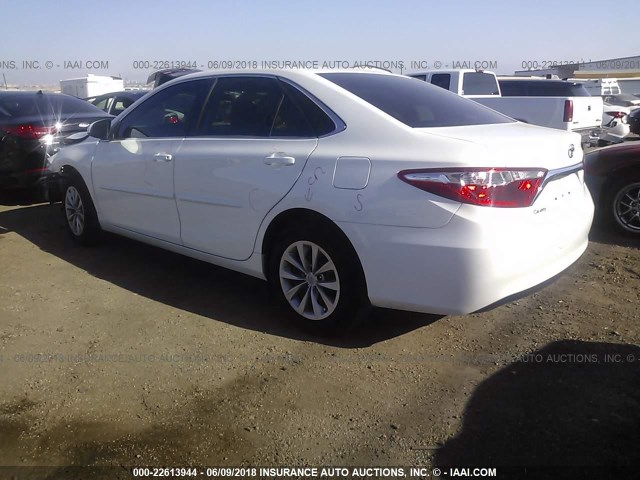 4T1BF1FK6HU312216 - 2017 TOYOTA CAMRY LE/XLE/SE/XSE WHITE photo 3