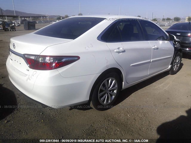 4T1BF1FK6HU312216 - 2017 TOYOTA CAMRY LE/XLE/SE/XSE WHITE photo 4