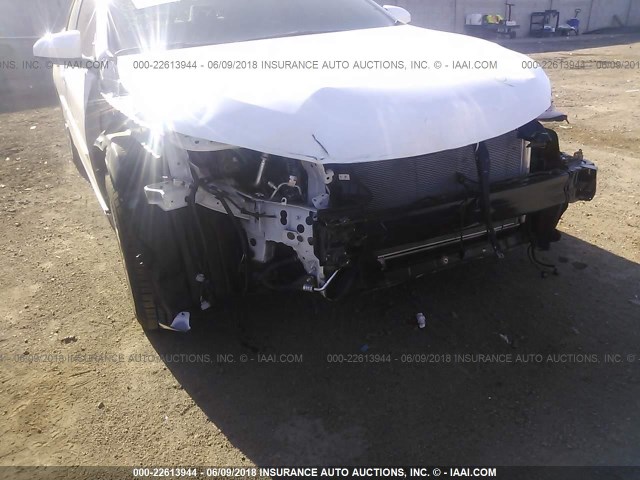 4T1BF1FK6HU312216 - 2017 TOYOTA CAMRY LE/XLE/SE/XSE WHITE photo 6