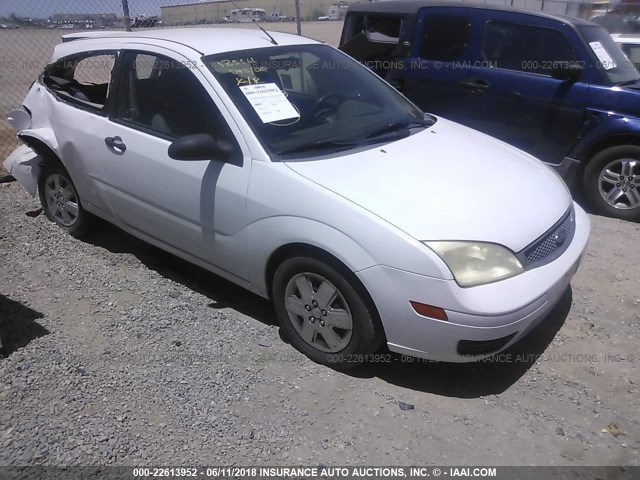 1FAFP31N47W286966 - 2007 FORD FOCUS ZX3/S/SE/SES WHITE photo 1