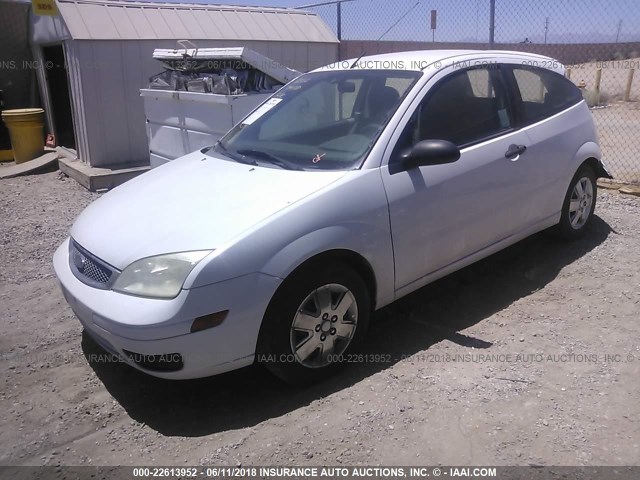 1FAFP31N47W286966 - 2007 FORD FOCUS ZX3/S/SE/SES WHITE photo 2