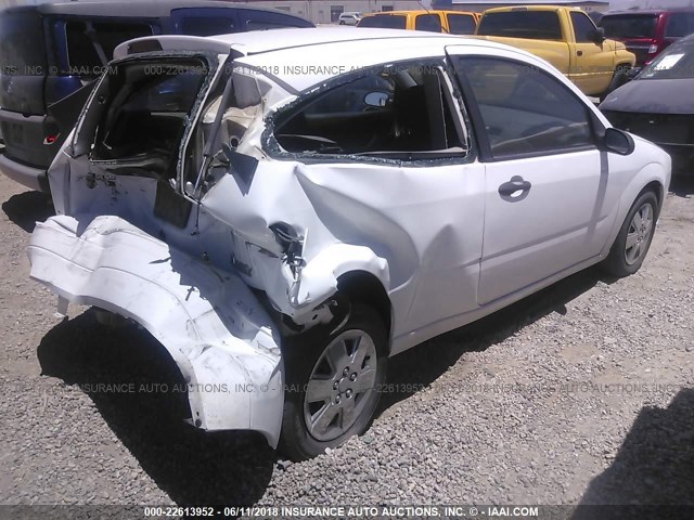 1FAFP31N47W286966 - 2007 FORD FOCUS ZX3/S/SE/SES WHITE photo 4