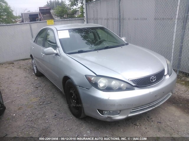 4T1BE32K45U394317 - 2005 TOYOTA CAMRY LE/XLE/SE ვერცხლისფერი ფოტო 1