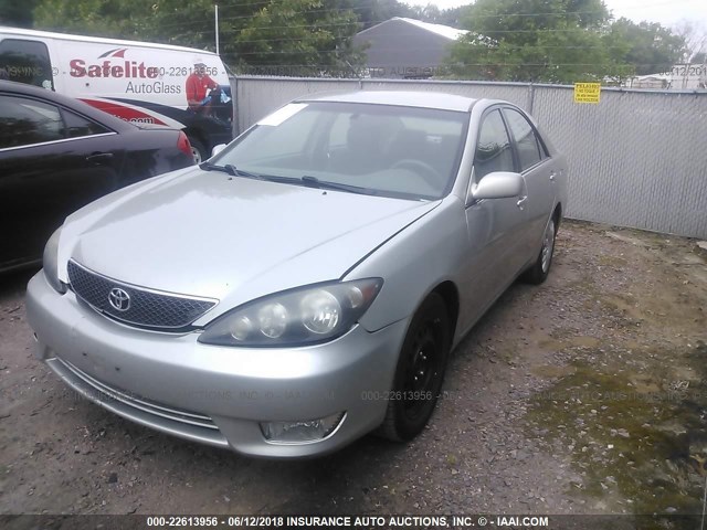 4T1BE32K45U394317 - 2005 TOYOTA CAMRY LE/XLE/SE ვერცხლისფერი ფოტო 2