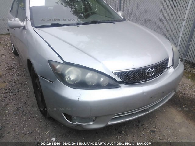 4T1BE32K45U394317 - 2005 TOYOTA CAMRY LE/XLE/SE ვერცხლისფერი ფოტო 6