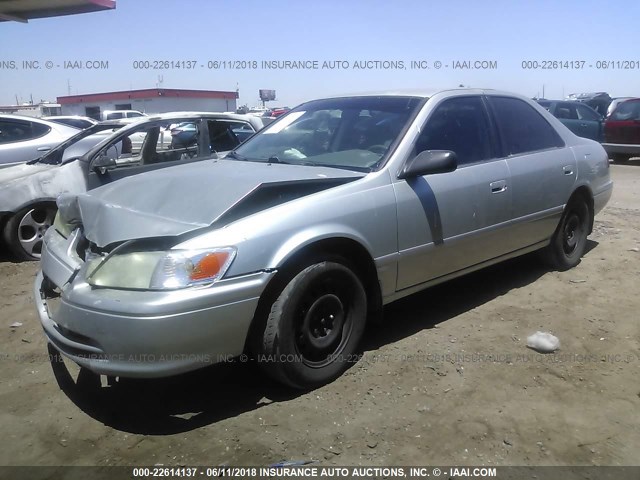 JT2BG22K010602924 - 2001 TOYOTA CAMRY CE/LE/XLE SILVER photo 2