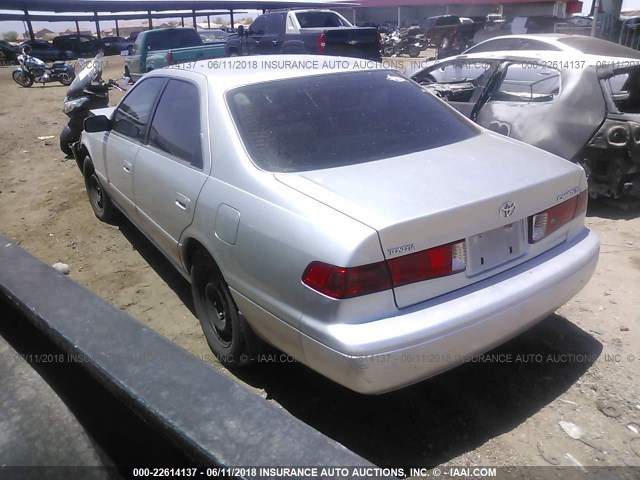 JT2BG22K010602924 - 2001 TOYOTA CAMRY CE/LE/XLE SILVER photo 3
