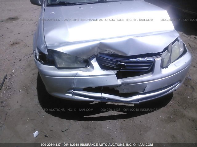 JT2BG22K010602924 - 2001 TOYOTA CAMRY CE/LE/XLE SILVER photo 6