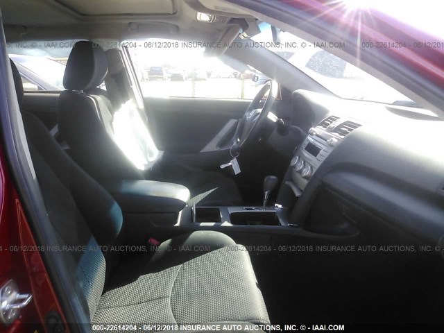 4T1BF3EK5BU666121 - 2011 TOYOTA CAMRY SE/LE/XLE წითელი ფოტო 5