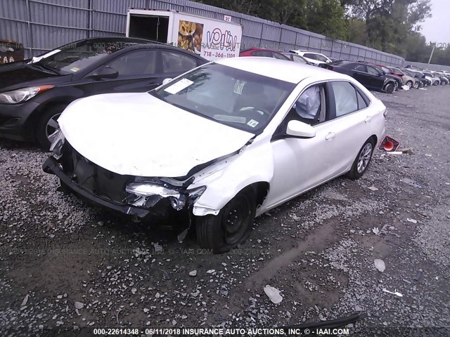 4T1BF1FK8HU400085 - 2017 TOYOTA CAMRY LE/XLE/SE/XSE WHITE photo 2