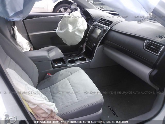 4T1BF1FK8HU400085 - 2017 TOYOTA CAMRY LE/XLE/SE/XSE WHITE photo 5