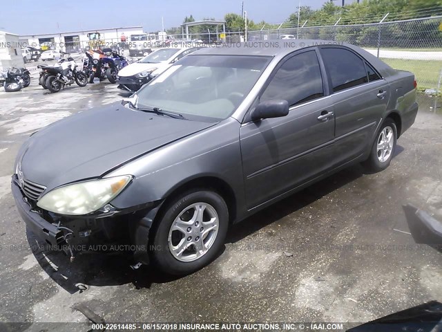 4T1BE32K35U974285 - 2005 TOYOTA CAMRY LE/XLE/SE ნაცრისფერი ფოტო 2