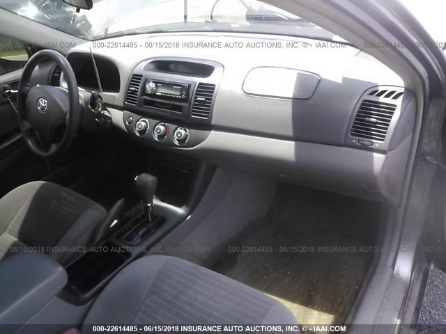 4T1BE32K35U974285 - 2005 TOYOTA CAMRY LE/XLE/SE ნაცრისფერი ფოტო 5