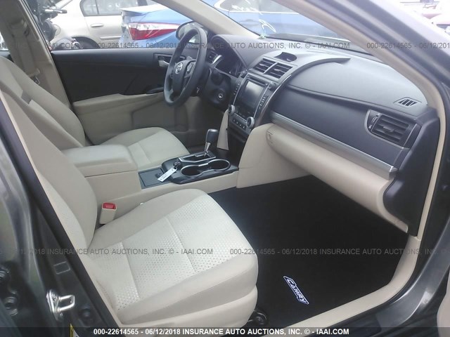 4T1BF1FK0EU812089 - 2014 TOYOTA CAMRY L/SE/LE/XLE 灰色 照片 5