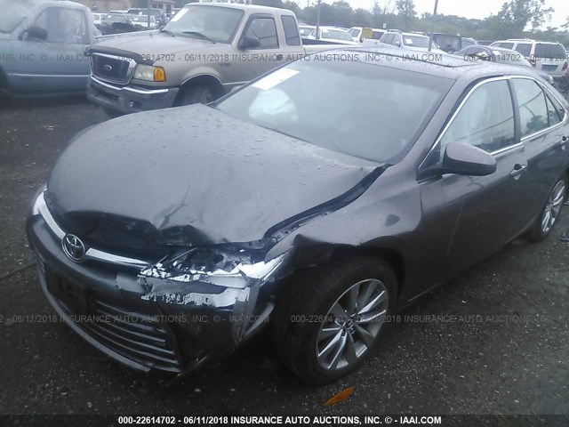 4T1BK1FK2FU566658 - 2015 TOYOTA CAMRY XSE/XLE GRAY photo 2