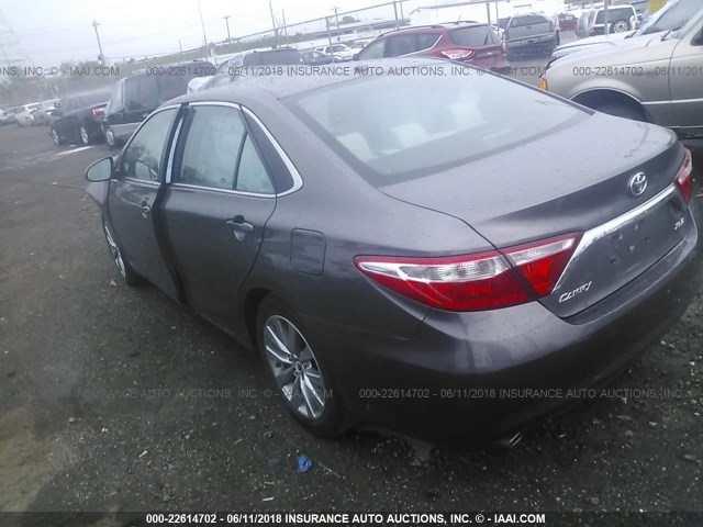 4T1BK1FK2FU566658 - 2015 TOYOTA CAMRY XSE/XLE GRAY photo 3