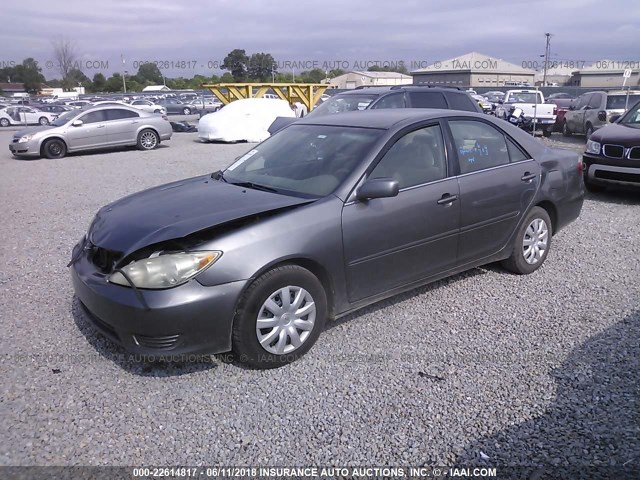 4T1BE32K56U679982 - 2006 TOYOTA CAMRY LE/XLE/SE ნაცრისფერი ფოტო 2