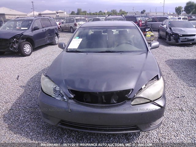 4T1BE32K56U679982 - 2006 TOYOTA CAMRY LE/XLE/SE ნაცრისფერი ფოტო 6
