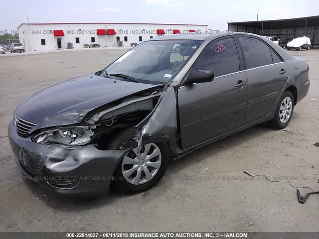 JTDBE32KX63064340 - 2006 TOYOTA CAMRY LE/XLE GRAY photo 2