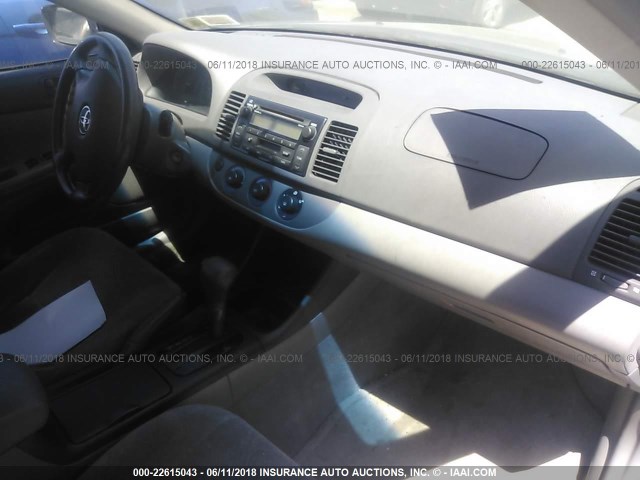 JTDBE32K430191730 - 2003 TOYOTA CAMRY LE/XLE Blau Foto 5