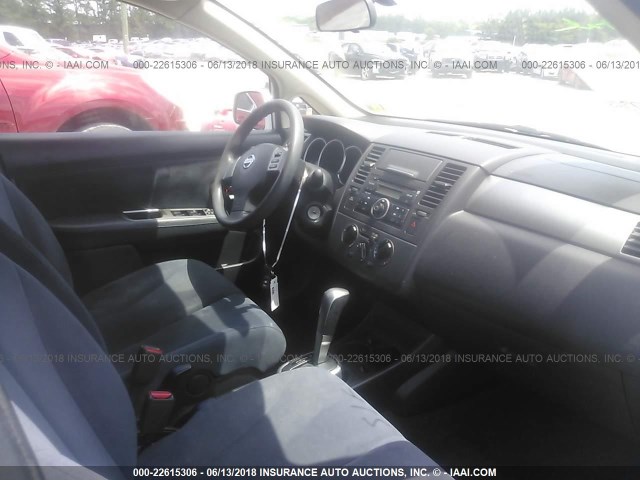 3N1BC13E68L409148 - 2008 NISSAN VERSA S/SL SILVER photo 5