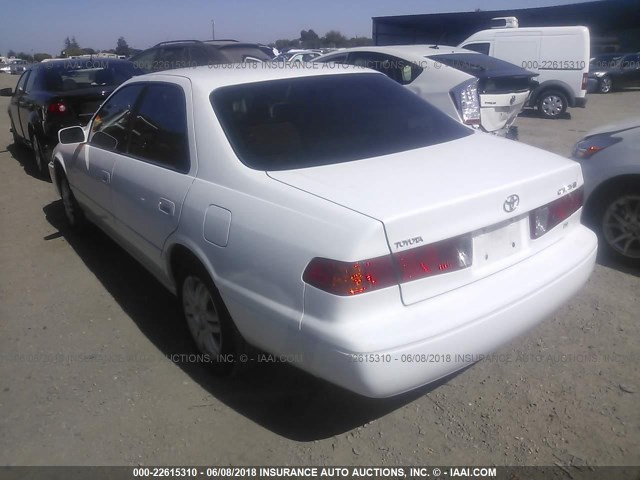 4T1BF22KXYU951632 - 2000 TOYOTA CAMRY LE/XLE Weiß Foto 3