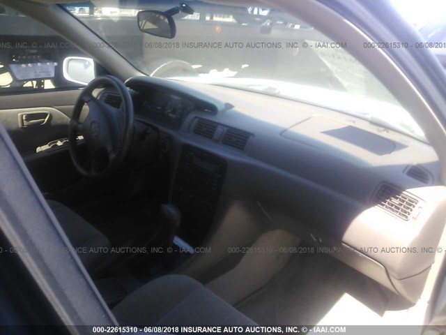 4T1BF22KXYU951632 - 2000 TOYOTA CAMRY LE/XLE Weiß Foto 5