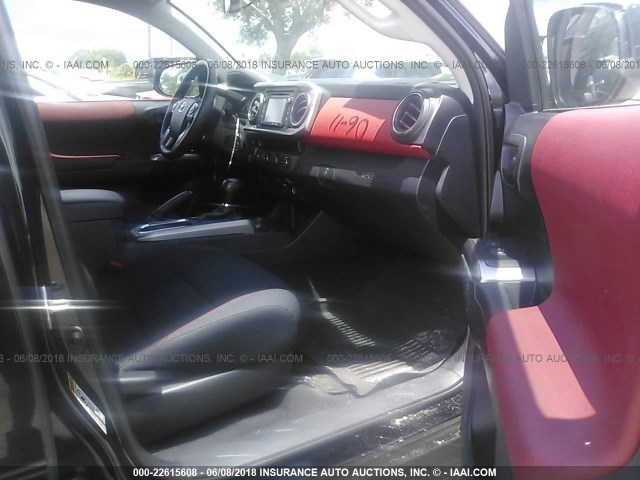 5TFCZ5AN4HX087656 - 2017 TOYOTA TACOMA DBL CAB/SR/TRDSPT/OR/PRO Қара фото 5