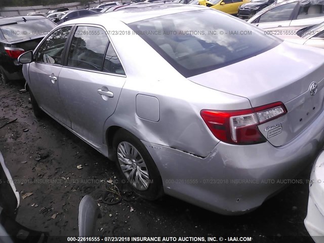 4T4BF1FK3ER443461 - 2014 TOYOTA CAMRY L/SE/LE/XLE SILVER photo 3
