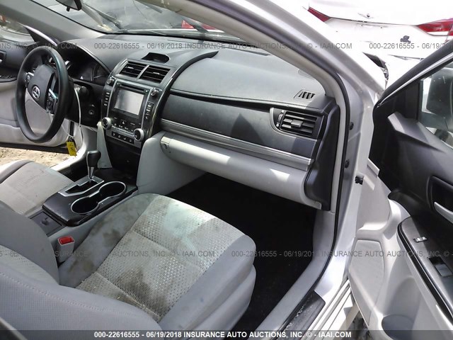 4T4BF1FK3ER443461 - 2014 TOYOTA CAMRY L/SE/LE/XLE SILVER photo 5